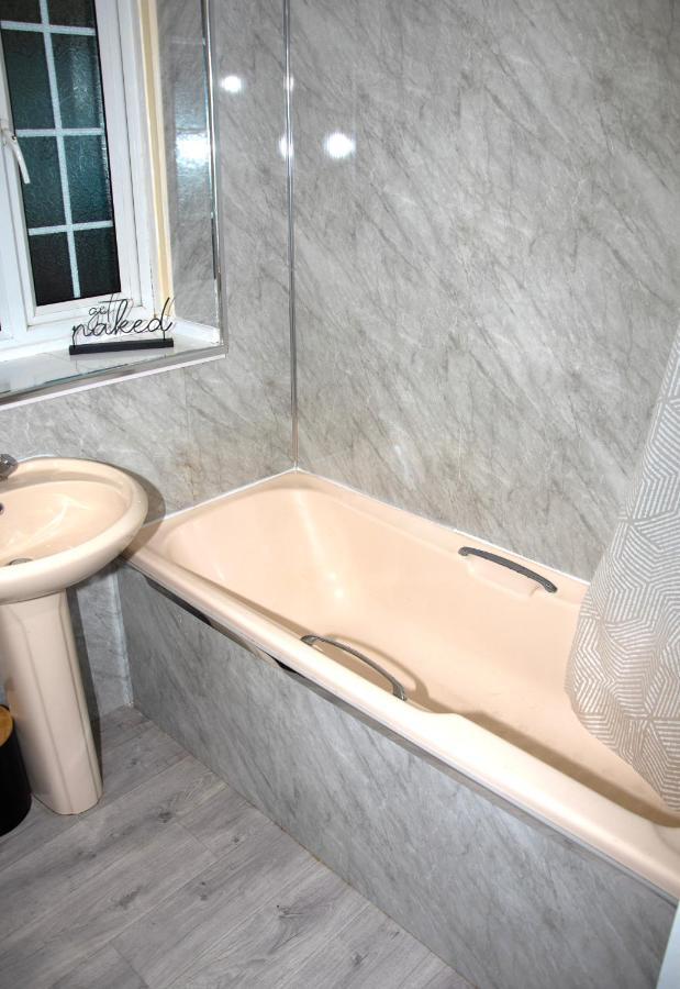 Xb Property - Comfy House Perfect For Families Contractors Relocators Уэст-Бромидж Экстерьер фото