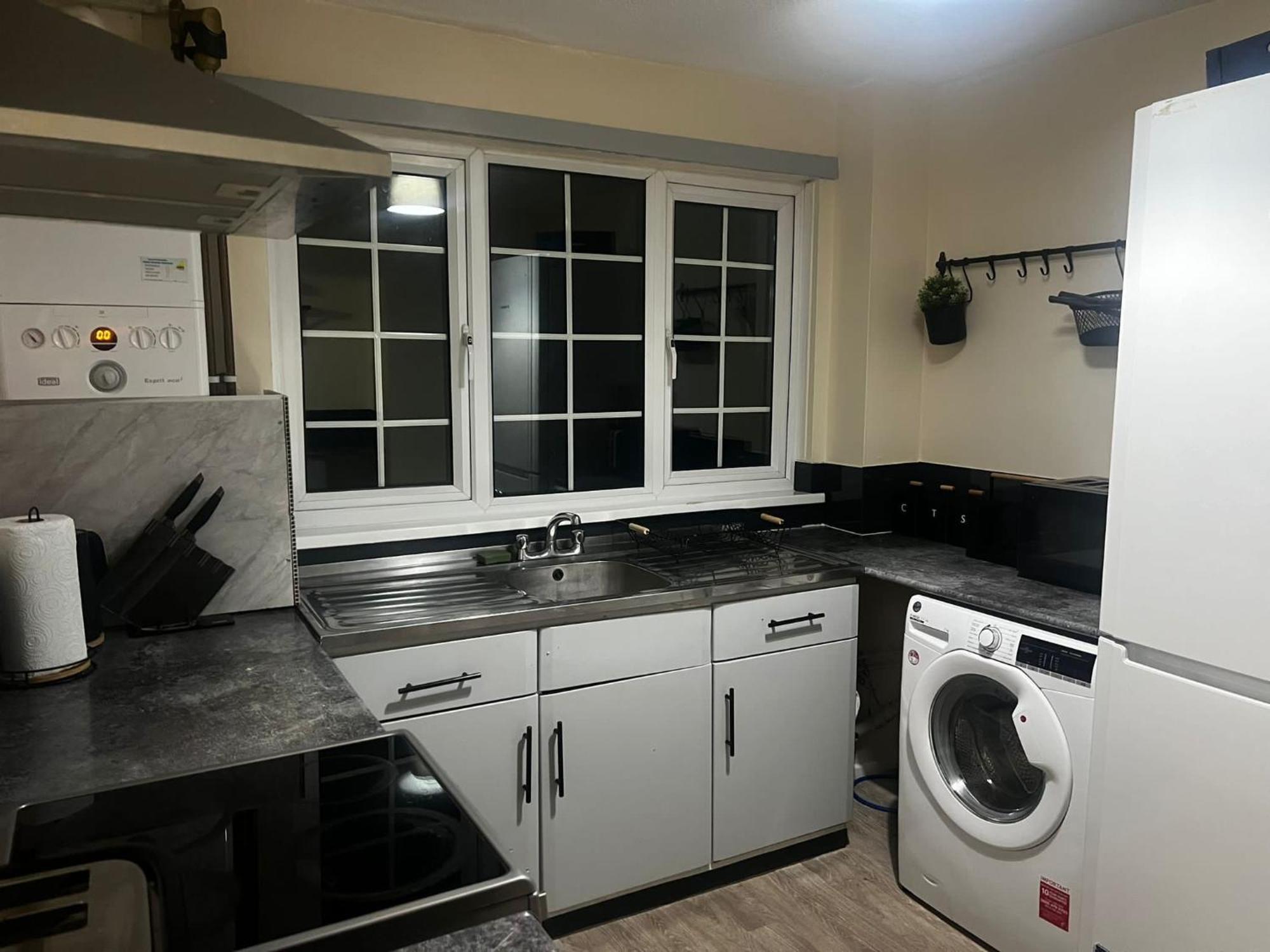 Xb Property - Comfy House Perfect For Families Contractors Relocators Уэст-Бромидж Экстерьер фото